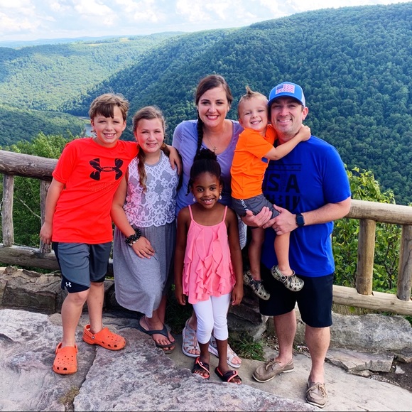 Meet your Poshers, Brittany & Baylie - Picture 3 of 9